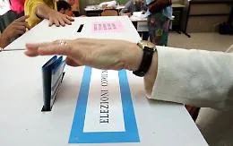 Le Amministrative nei Comuni siciliani: centrodestra pi&ugrave; diviso del centrosinistra, i casi simbolo e il candidato 86enne