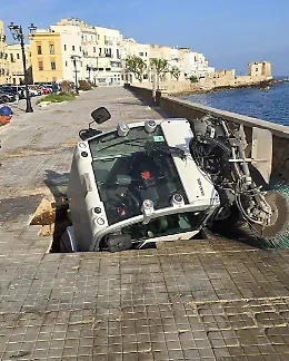 Voragine sul lungomare di Trapani "inghiotte" un mezzo di pulizia: chieste le dimissioni del sindaco