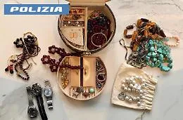 Badante 46enne fermata per furti nella casa dell'anziana che accudiva: recuperati gioielli e orologi