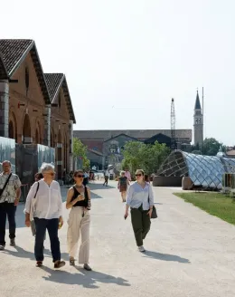 Biennale, "In Minor Keys" pronta ad aprire tra polemiche, dimissioni e i Leoni dei visitatori