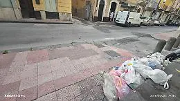 Via Umberto riaperta ma la puzza resta