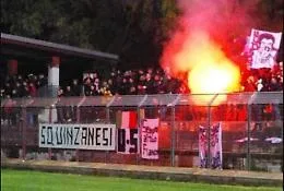 Tifoserie violente: quattro tifosi feriti, due con gravi lesioni alle mani per esplosione di bombe carta