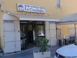 Addio al bar-pasticceria "La Conchiglia": cala la saracinesca dopo cinquant&rsquo;anni di dolcezze