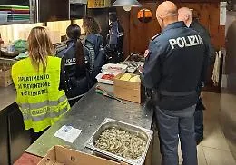 Alimenti non tracciabili e carenze igienico-sanitarie: chiuso il laboratorio di un bar in piazza Vicer&egrave;