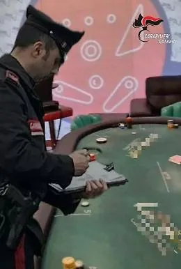 Randazzo, il circolo privato era diventato una bisca clandestina: denunciati i pokeristi per gioco d'azzardo in concorso