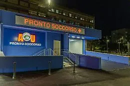 Ragazzino di 11 anni morso da un pitbull in un campetto: operazione urgente e indagini in corso