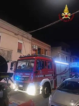 Incendio in casa a San Filippo del Mela: vigili del fuoco domano il rogo, nessun ferito