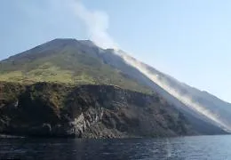 Stromboli, aumenta l'attivit&agrave; effusiva: la colata ha raggiunto la linea di costa