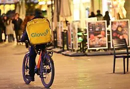 Glovo e Deliveroo nel mirino dell'Antitrust: comunicazioni ingannevoli sull'impegno verso i rider