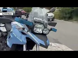 A Catania come in un film due pregiudicati in moto fuggono dalla Polizia per le vie della citt&agrave; ma un elicottero li segue e li fa bloccare