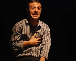 '...dove le stesse mani': cunto, comicit&agrave; e riscatto contro la mafia al Garage Arts Platform