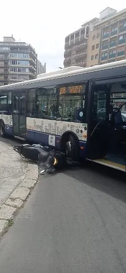 Paura a Palermo per lo scontro tra un autobus e uno scooter