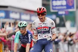 Paul Magnier vince la prima tappa: volata a Burgas, maglia rosa e maxi-caduta
