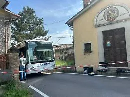 Presa a martellate dall'ex marito sul bus: lui aveva il braccialetto elettronico. Caccia all'uomo in Umbria 