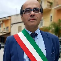 Manifesto funebre con la foto del sindaco Spinelli: seconda intimidazione in una settimana