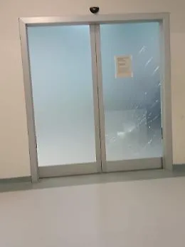 Ragusa, momenti di forte tensione al pronto soccorso: frantumato il vetro di una porta