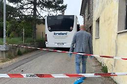 Donna in fin di vita dopo martellate su un bus, proseguono le ricerche del marito