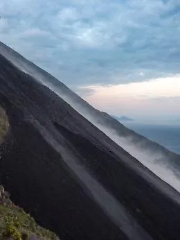 Stromboli, piccola colata nella Sciara del fuoco; mentre sull'Etna si &egrave; registrata un'esplosione alla Voragine