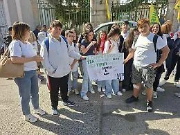 A Caltanissetta uno dei pochi polmoni verdi con i cancelli chiusi: in centinaia fanno sentire la loro voce