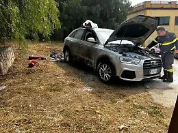 Attentato incendiario a Canicatt&igrave;, caccia all'uomo col cappuccio: nel mirino l'auto di un prof