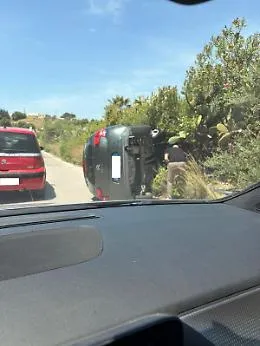 Incidente stradale a Vittoria, si ribalta con l'auto