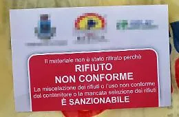 Vittoria, ancora bollini rossi sui sacchi della differenziata. E il dibattito si amplia