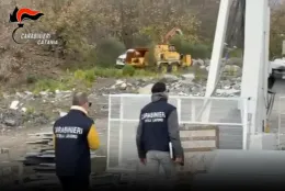 Pedara, una discarica abusiva nell'azienda di lavorazione della pietra: denunciato il titolare, multe da migliaia di euro