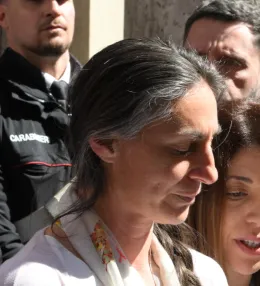 Famiglia nel bosco, mamma Catherine non pu&ograve; tornare in comunit&agrave; con i bimbi: ricorso respinto