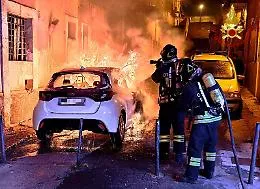Notte di fuoco a Lentini, brucia un'automobile: i pompieri spengono il rogo in via Del Prete
