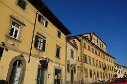Accoltellato mentre tenta di difendere una collega dalle molestie: &egrave; in gravi condizioni un ragazzo di 23 anni