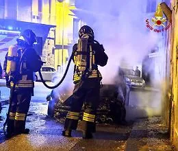 Vittoria, auto in fiamme in via Brescia. Si teme che l'episodio possa essere stato doloso