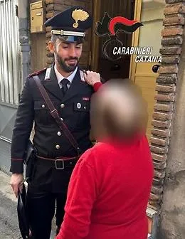 Nel Catanese, si finge carabiniere e raggira con un complice un'anziana: &laquo;Dobbiamo verificare la provenienza di alcuni gioielli&raquo;