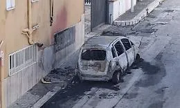 Notte di fuoco a Canicatt&igrave;: Lancia Musa distrutta in via Cherubini, l&rsquo;ombra del dolo dietro i roghi