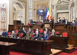 Passa il blocco delle assunzioni fino al 2027 negli enti regionali, bagarre in aula e la maggioranza si piega