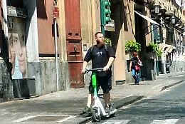 Ecco la targa per i monopattini. &laquo;A Catania ne abbiamo gi&agrave; rilasciate 150&raquo;
