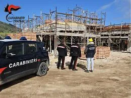 Trattore senza revisione provoca grave infortunio; lavoro in nero e gravi violazioni: denunce dei carabinieri del NiI