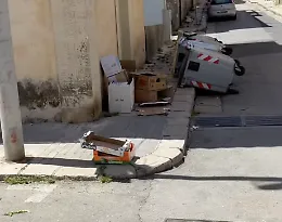 Ragusa, i residenti denunciano: "A piazza Solferino ogni gioved&igrave; uno spettacolo indegno, altro che decoro"