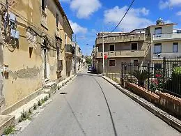 Santa Croce, aggredito con spranghe e spada: migrante rischia la vita