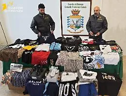 Il furgone del falso: centinaia di scarpe di lusso "fake" scoperte in un parcheggio a Catania