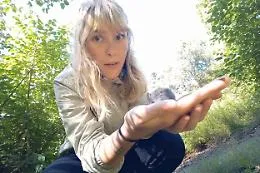 L'influencer che prende in mano il topo dell'hantavirus: &laquo;Guardate come &egrave; carino&raquo;. E il video fa il giro del web