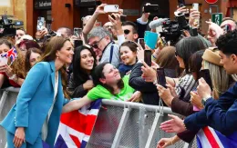 Bagno di folla a Reggio Emilia per  Kate tra  selfie, bandiere e cappellini in stile Elisabetta