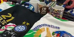 Gadget taroccati per lo scudetto venduti online: sequestrati magliette, bandiere e termopressa