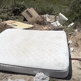 Vittoria, gli incivili scaricano di tutto ovunque: anche nelle zone di riserva