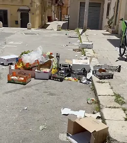 Piazza Solferino abbandonata e nel degrado dopo il mercato, Ragusa in Movimento: "Basta con queste scene"