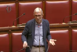 Commissione Vigilanza Rai, Giachetti si ammanetta alla Camera e avvia lo sciopero della fame e della sete