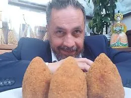 Arancino o arancina? Si presenta a Favara il libro che mette fine alla storica sfida dello street food siciliano