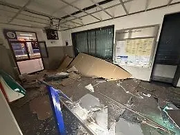 Esplosione nella notte alla stazione di Giarre per far saltare la biglietteria: sala d'attesa devastata e furto fallito