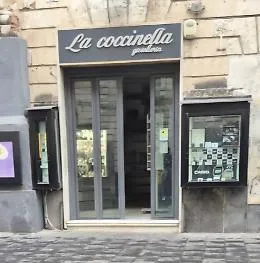 Furto lampo alle 6 del mattino in una gioielleria di via Etnea: rubati gli orologi esposti