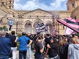 &laquo;Ciao Alessia, aiutaci ad aprire il nostro cuore&raquo;: l'omelia ai funerali della bimba. Cori degli ultras del Palermo fuori dalla Cattedrale