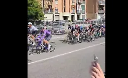 Giro d'Italia shock, ciclista urla: "Terroni!" agli spettatori lungo il percorso. E la risposta non &egrave; da lord... 